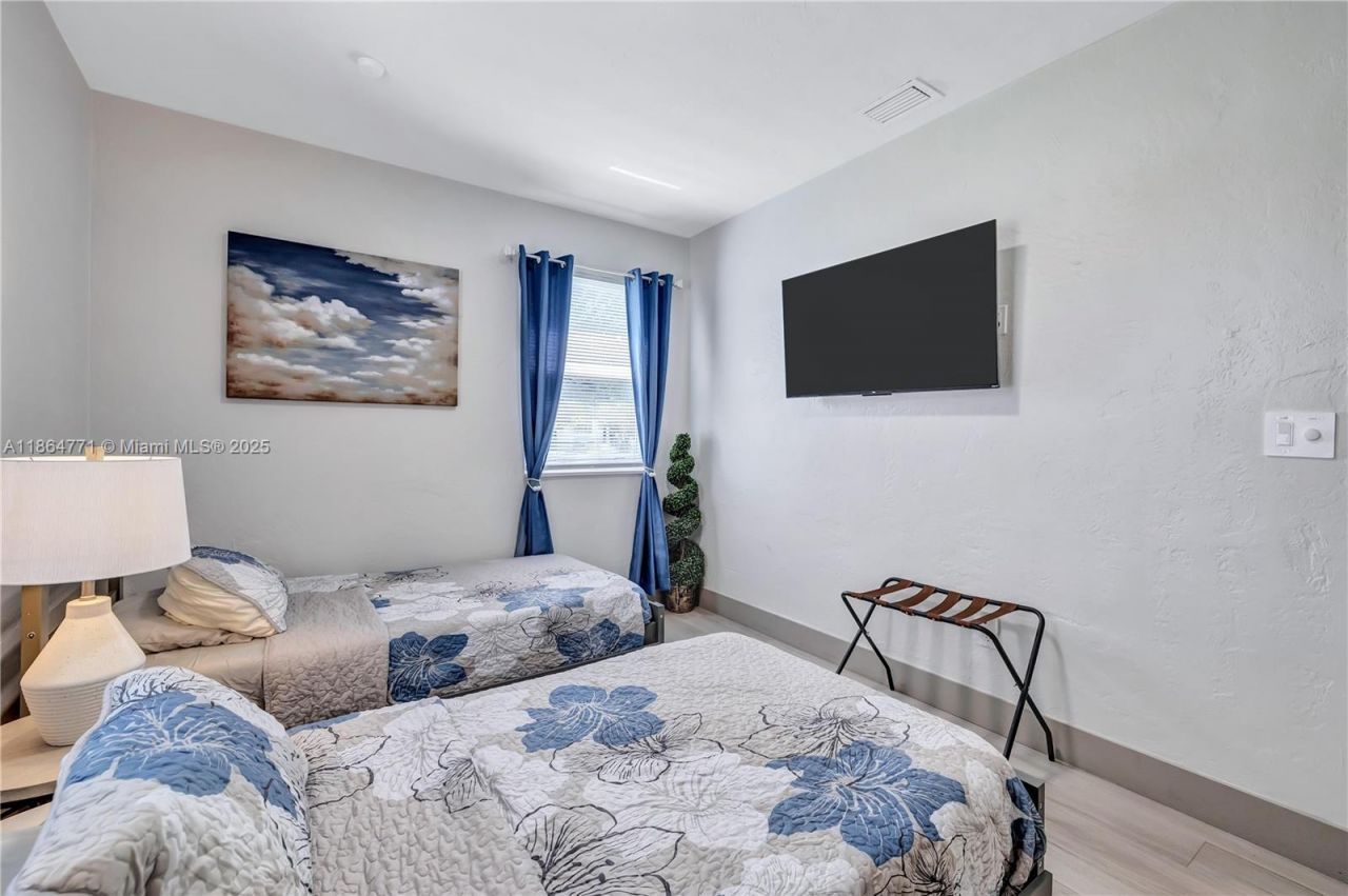 1390 NE 150th St, Miami, FL 33161 Photo