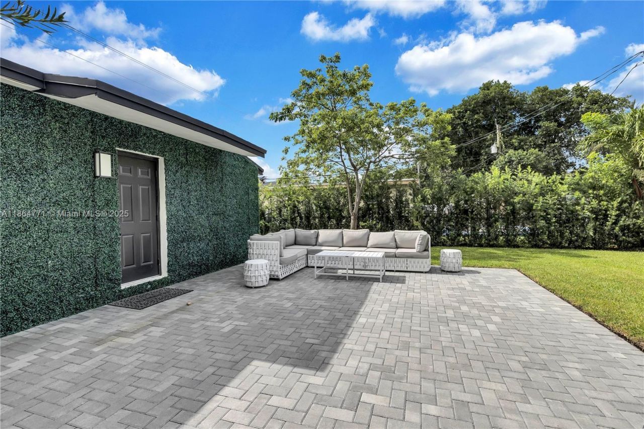 1390 NE 150th St, Miami, FL 33161 Photo