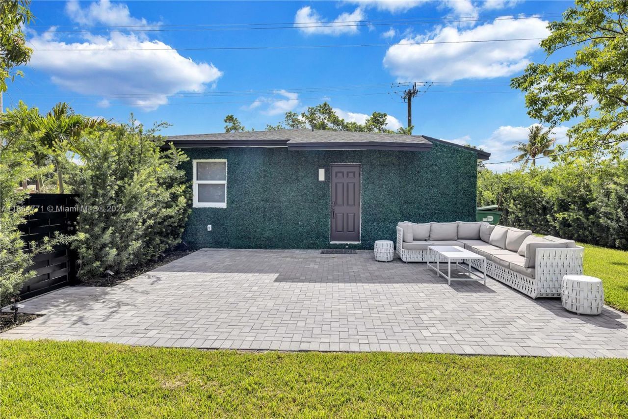 1390 NE 150th St, Miami, FL 33161 Photo