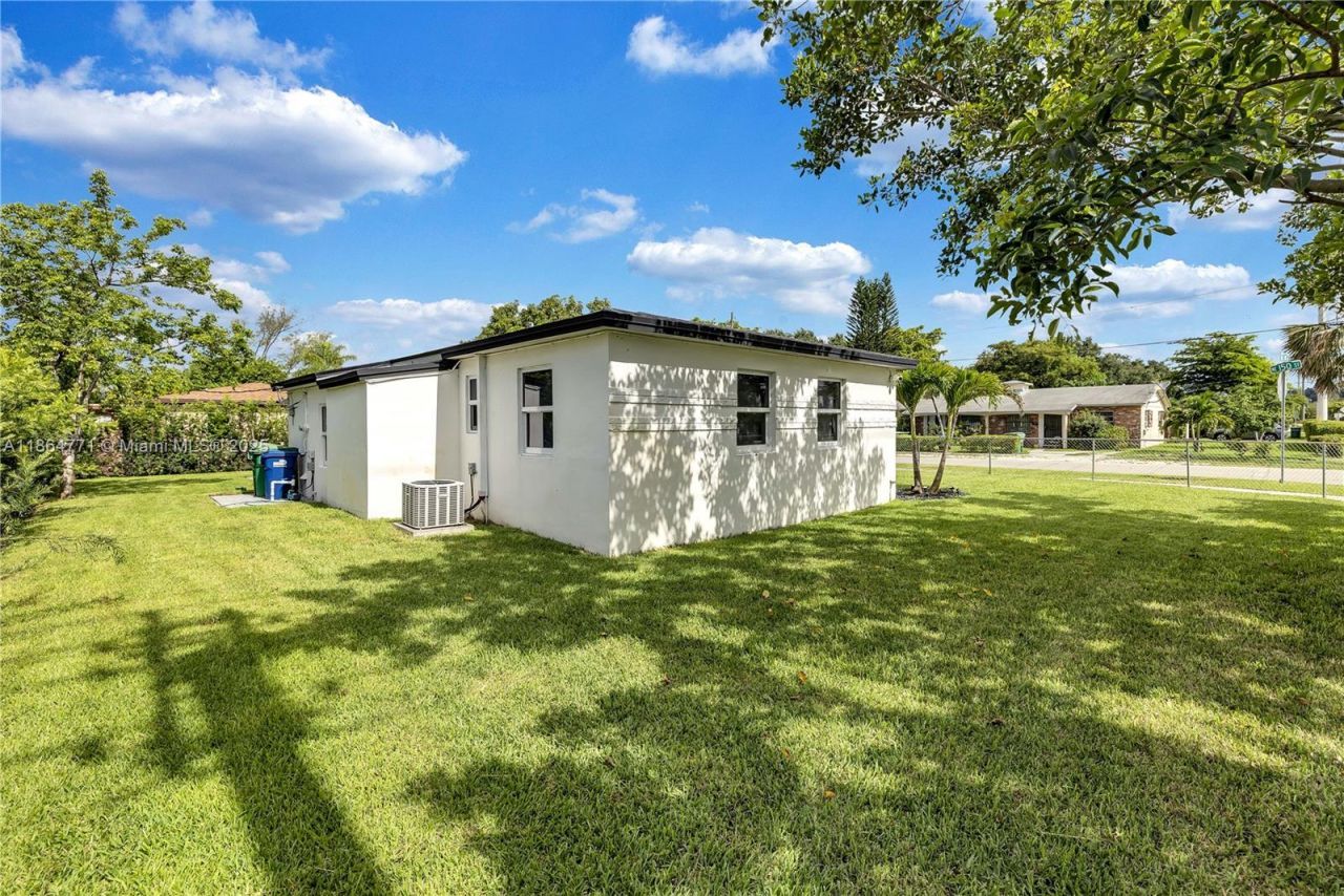 1390 NE 150th St, Miami, FL 33161 Photo