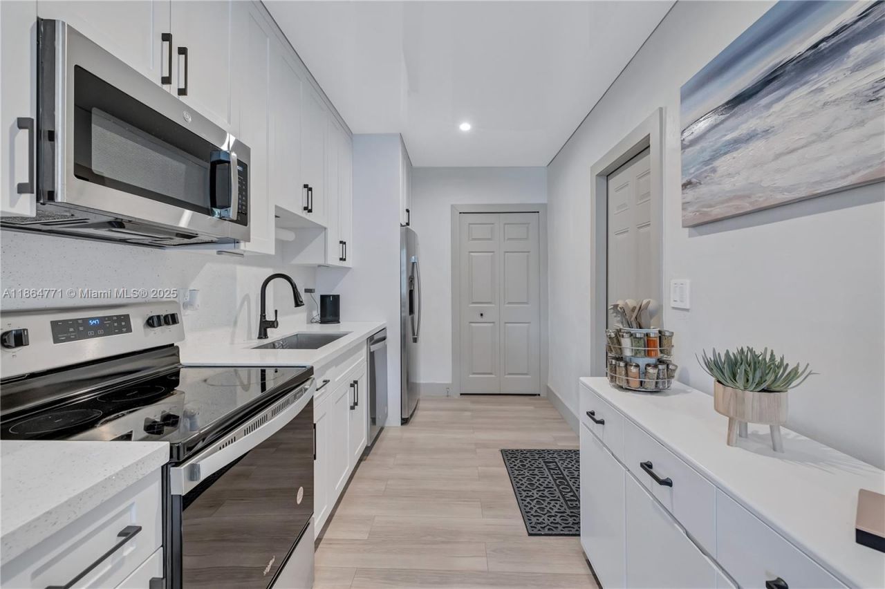 1390 NE 150th St, Miami, FL 33161 Photo