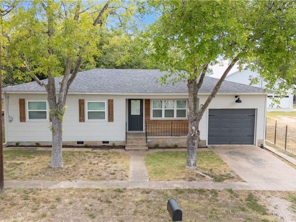 504 N Arnim, Moulton, TX 77975