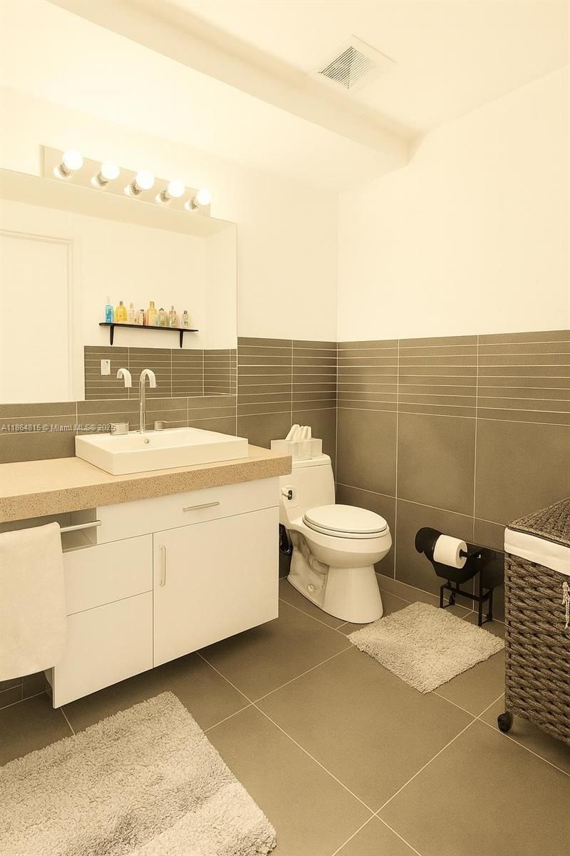 435 21st St, Unit 303, Miami Beach, FL 33139 Photo