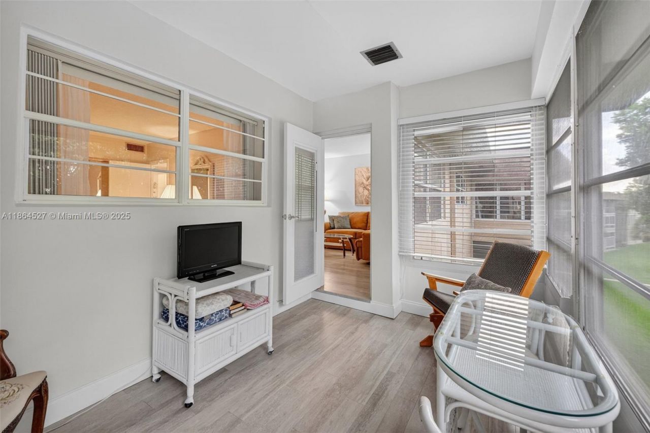 5001 NW 34th St, Unit 304, Lauderdale Lakes, FL 33319 Photo