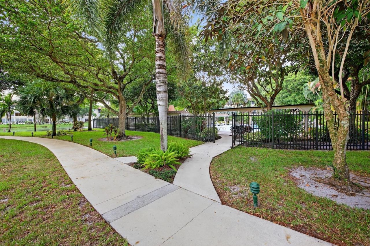 5001 NW 34th St, Unit 304, Lauderdale Lakes, FL 33319 Photo