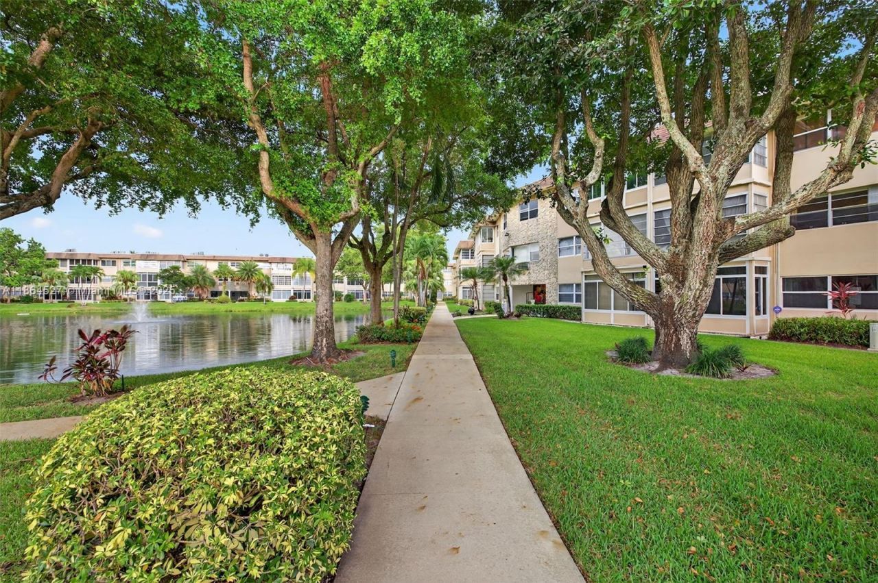 5001 NW 34th St, Unit 304, Lauderdale Lakes, FL 33319 Photo