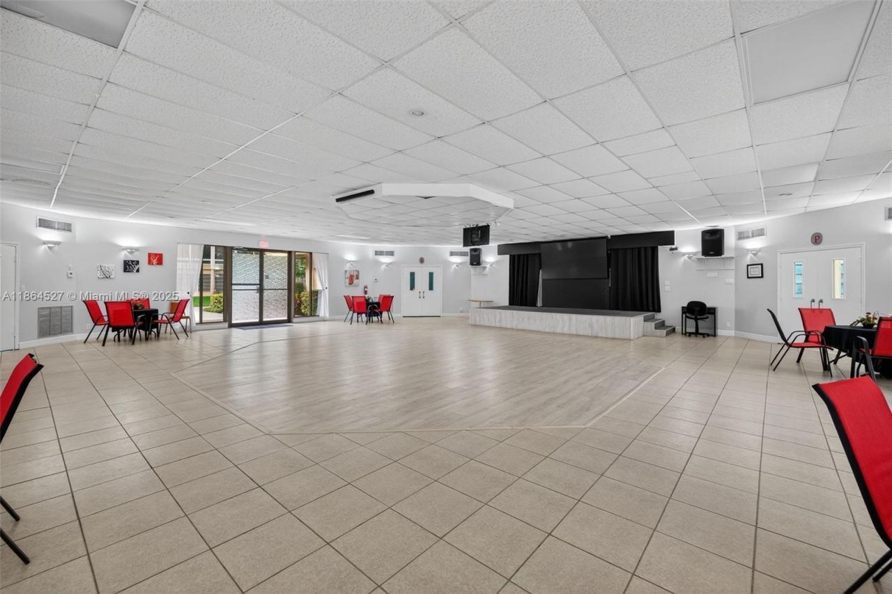 5001 NW 34th St, Unit 304, Lauderdale Lakes, FL 33319 Photo