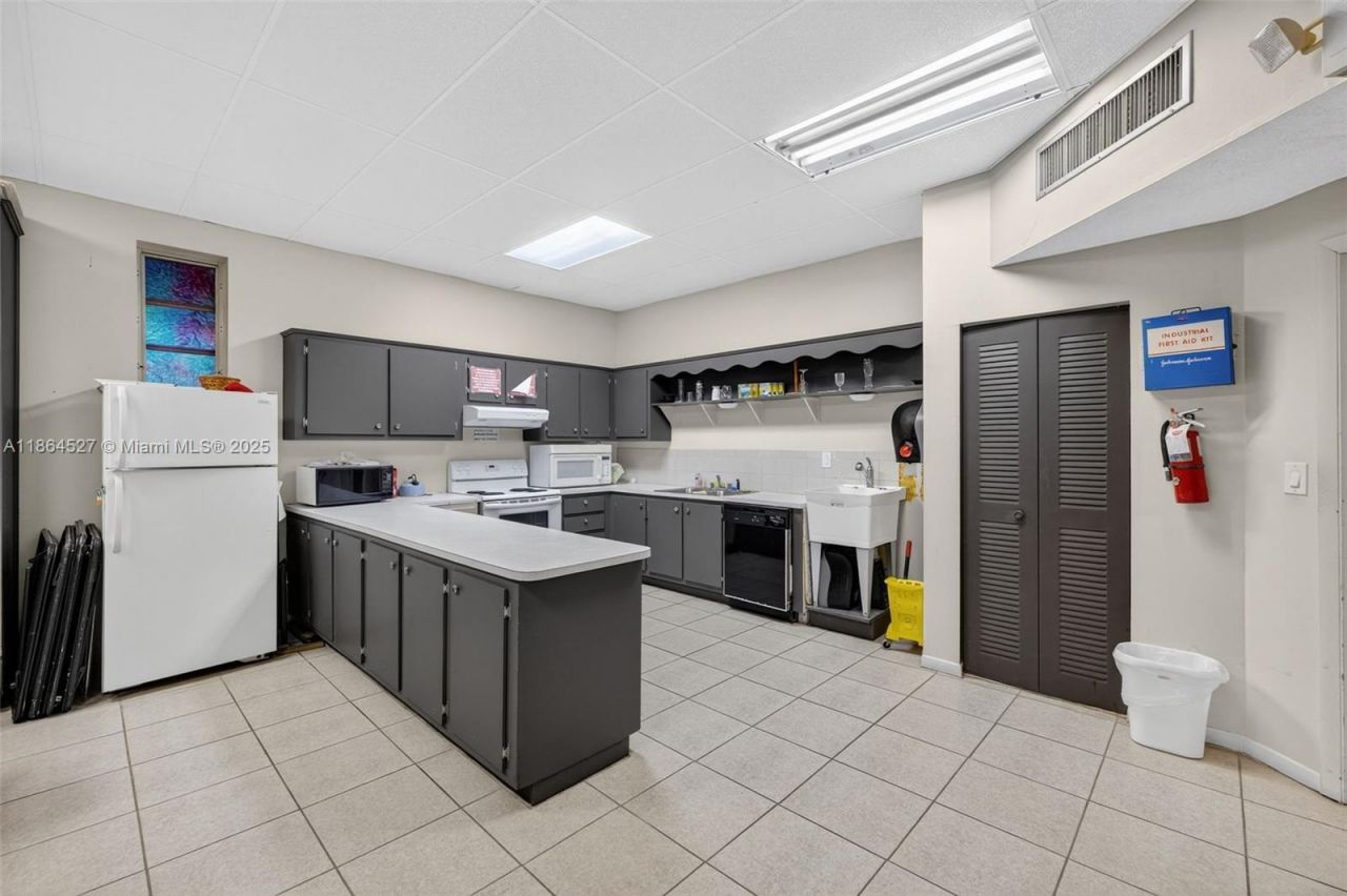 5001 NW 34th St, Unit 304, Lauderdale Lakes, FL 33319 Photo