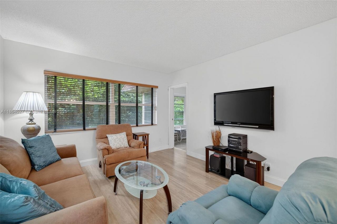 5001 NW 34th St, Unit 304, Lauderdale Lakes, FL 33319 Photo