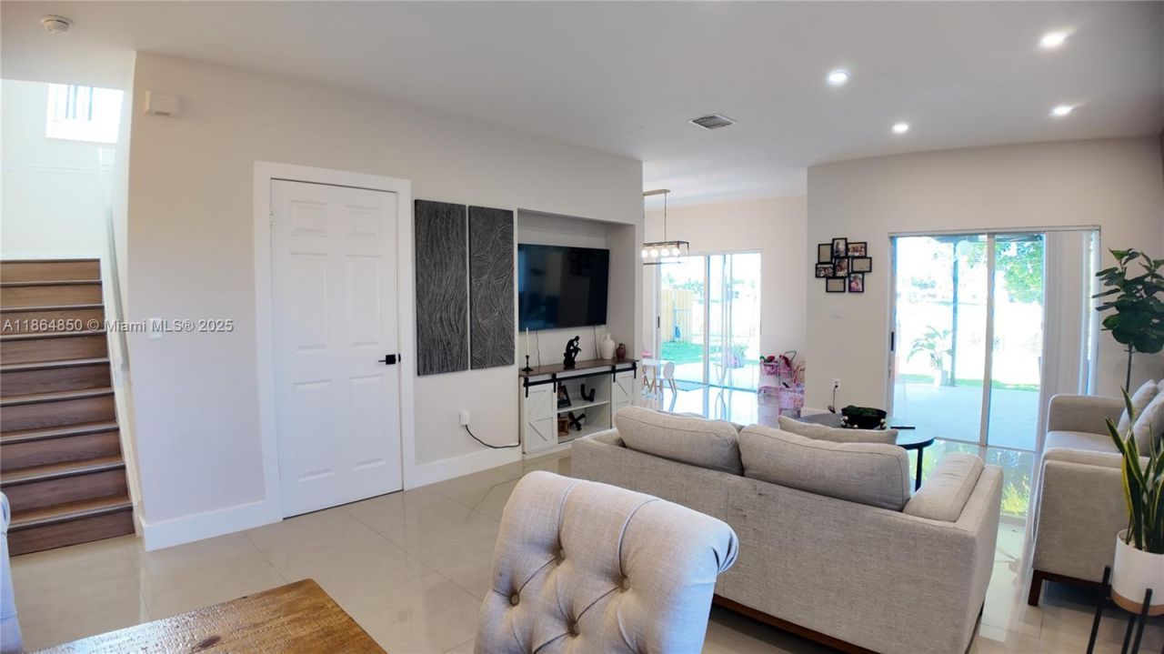 2558 NE 41st Ave, Homestead, FL 33033 Photo