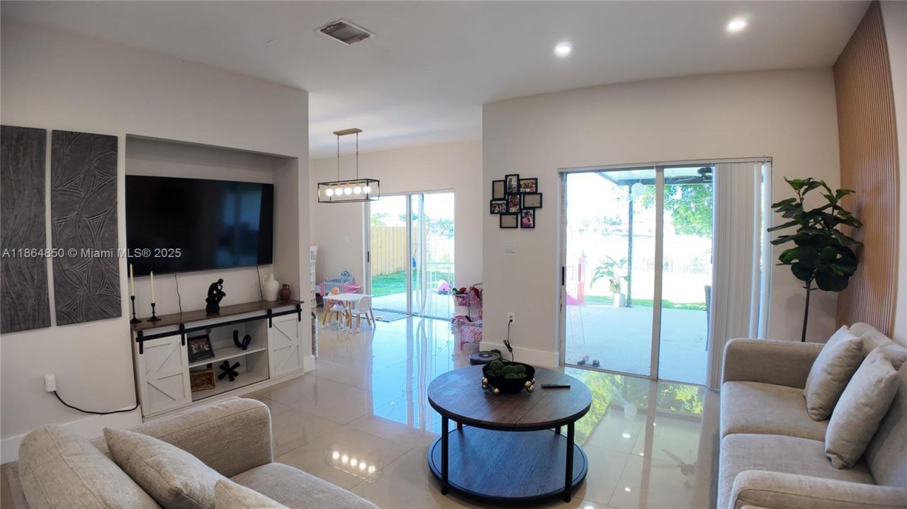 2558 NE 41st Ave, Homestead, FL 33033 Photo