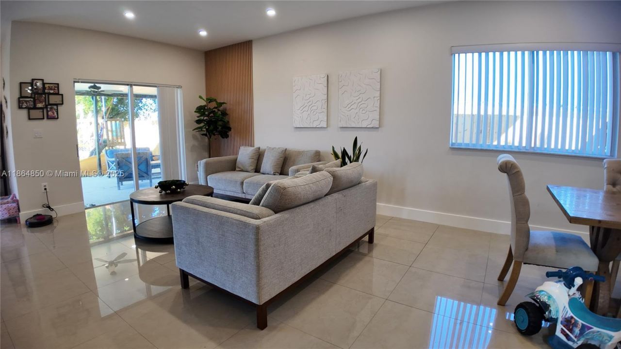 2558 NE 41st Ave, Homestead, FL 33033 Photo