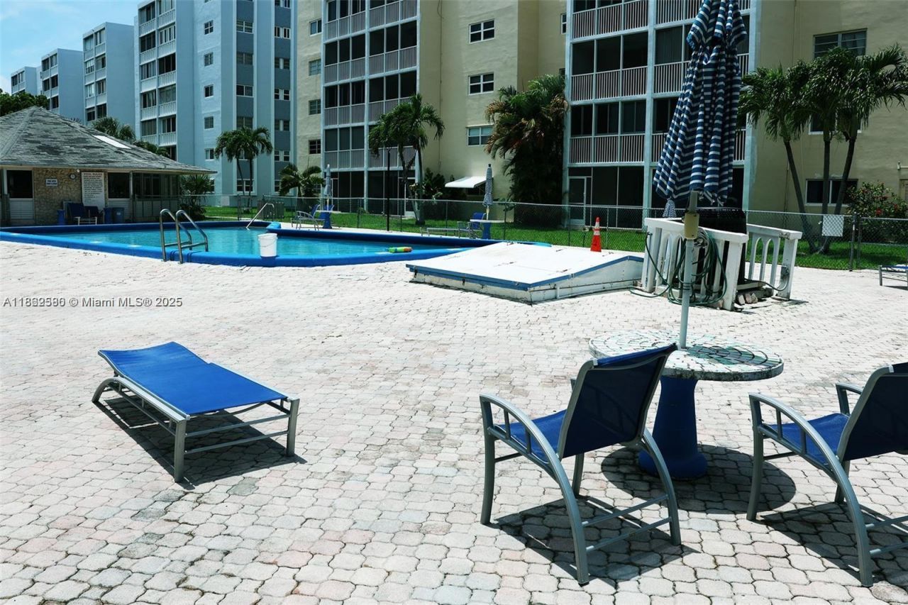 319 NE 14th Ave, Unit 505, Hallandale Beach, FL 33009 Photo