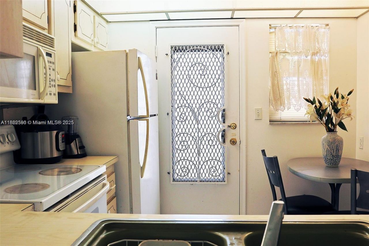 319 NE 14th Ave, Unit 505, Hallandale Beach, FL 33009 Photo