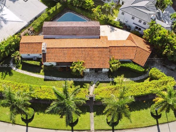 6350 Pinetree Dr, Miami Beach, FL 33141