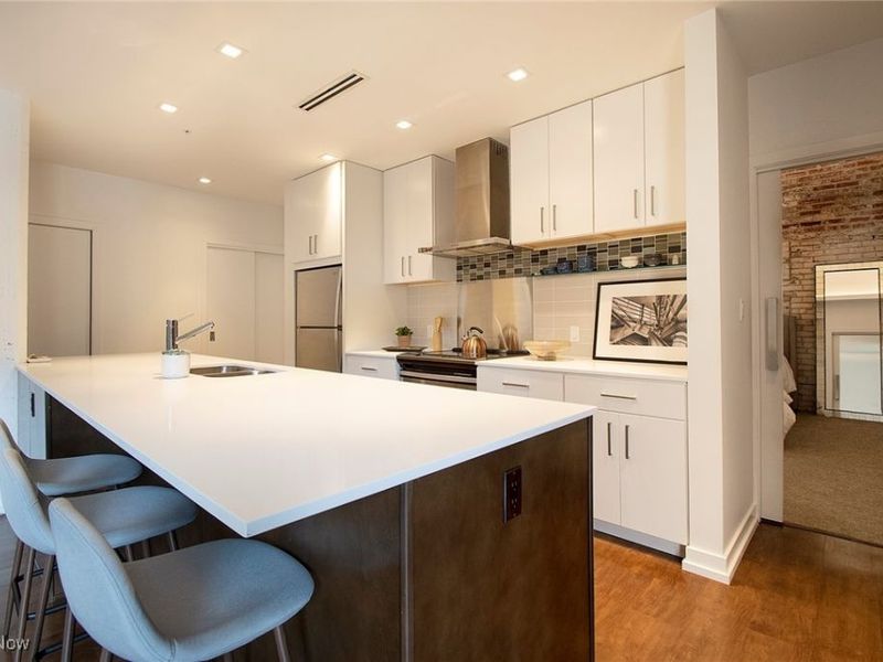 725 Johnson Court, Unit 407, Cleveland, OH 44113 Photo 9