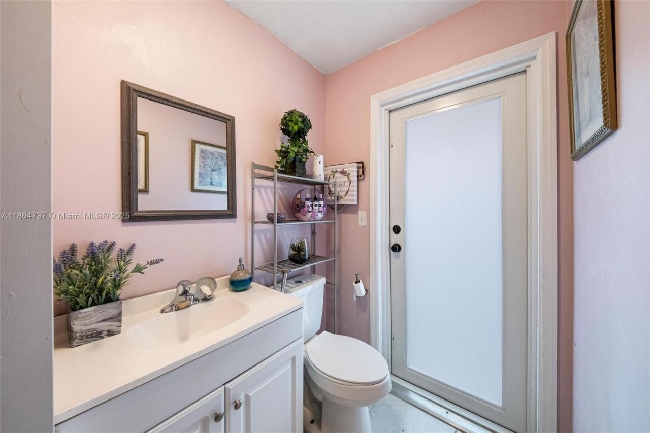 897 W 36th St, Hialeah, FL 33012 Photo