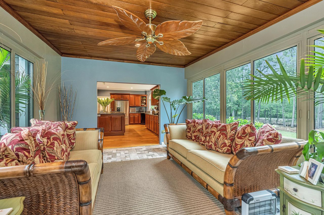 975 Mayfield Street Photo 24