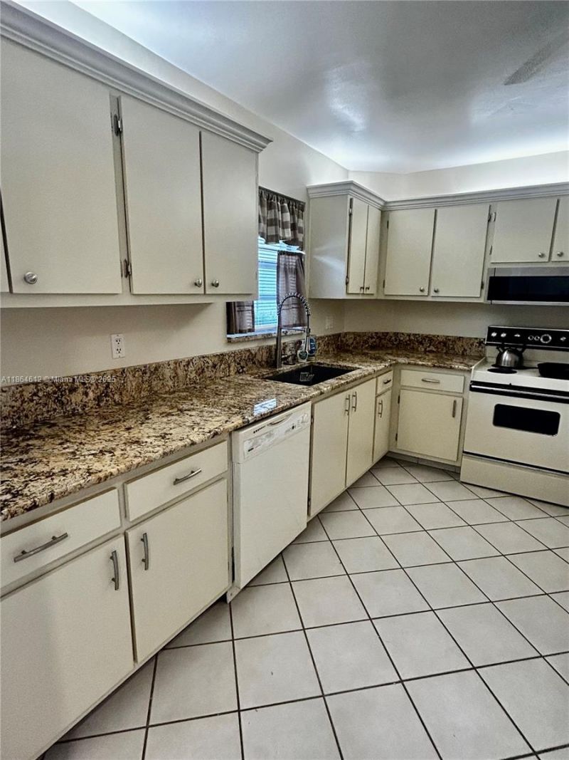 111 S Hollybrook Dr, Unit 107, Pembroke Pines, FL 33025 Photo