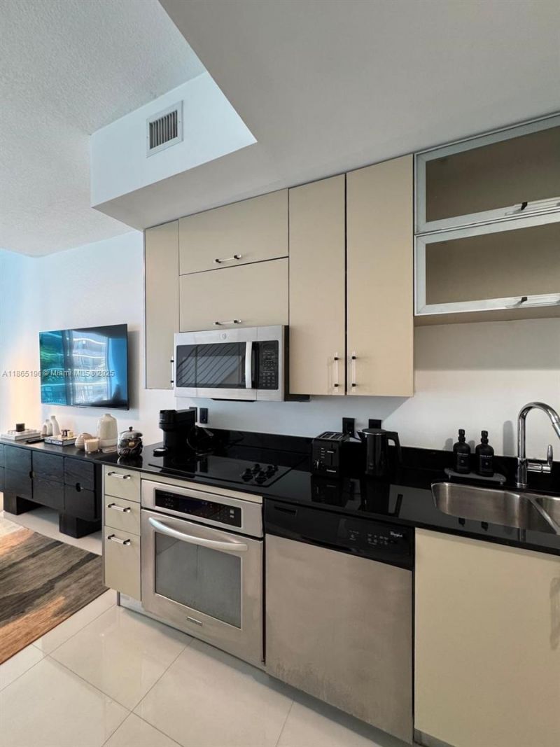 60 SW 13th St, Unit 1406, Miami, FL 33130 Photo