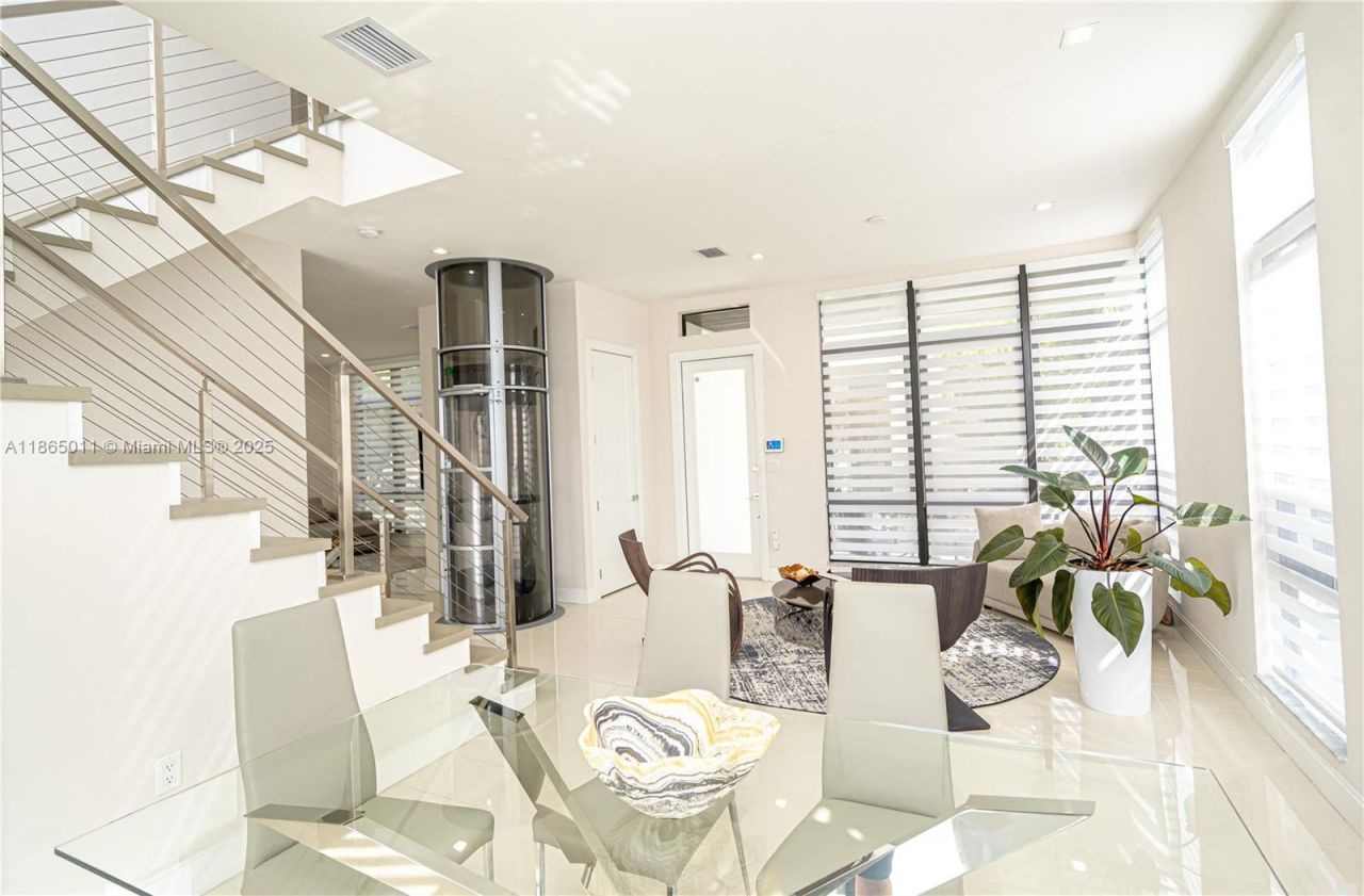 8263 NW 47th Ter, Doral, FL 33166 Photo