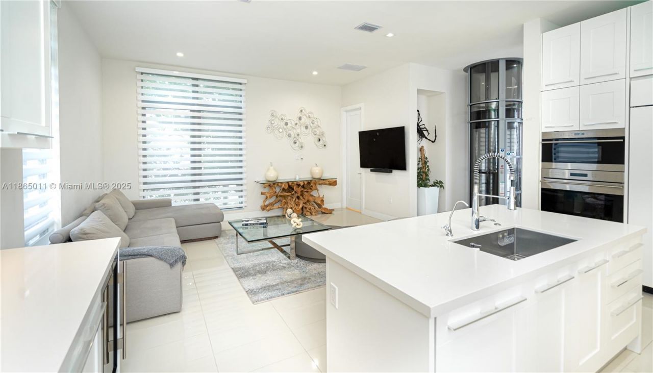 8263 NW 47th Ter, Doral, FL 33166 Photo