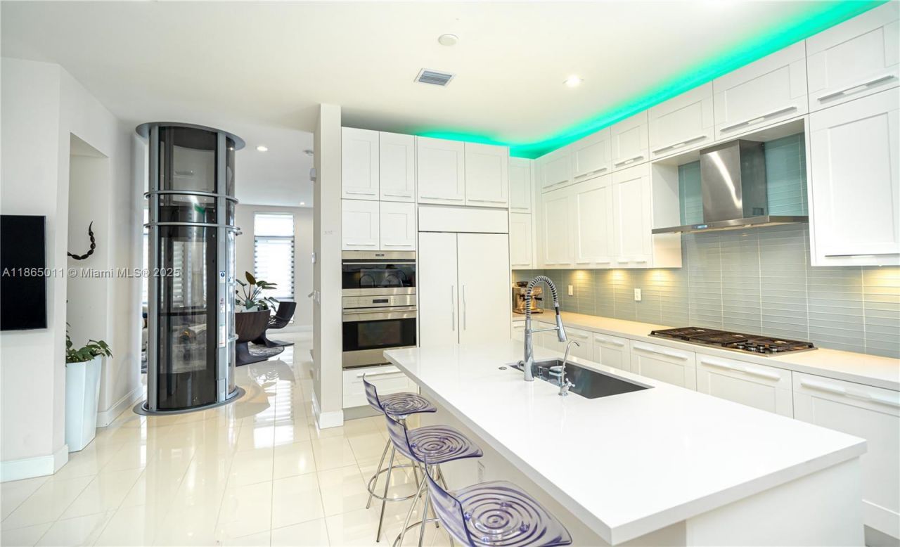 8263 NW 47th Ter, Doral, FL 33166 Photo