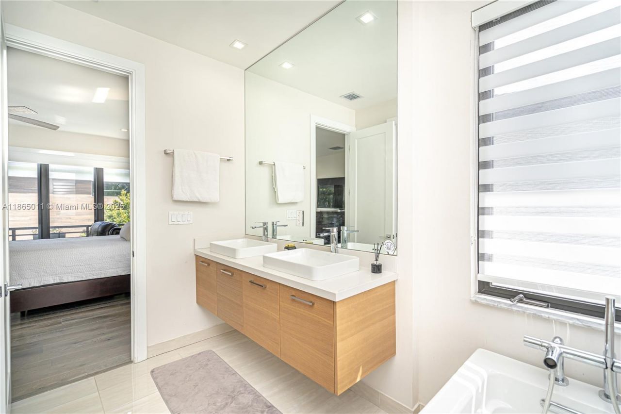 8263 NW 47th Ter, Doral, FL 33166 Photo