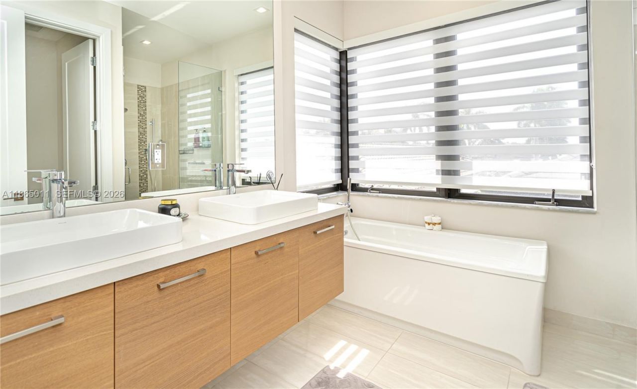 8263 NW 47th Ter, Doral, FL 33166 Photo