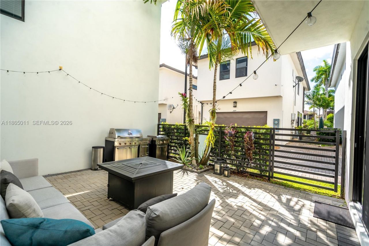 8263 NW 47th Ter, Doral, FL 33166 Photo