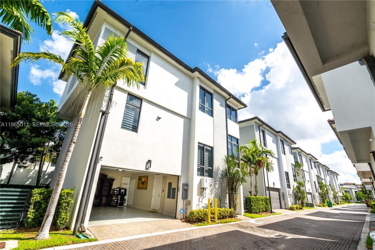 8263 NW 47th Ter, Doral, FL 33166 Photo