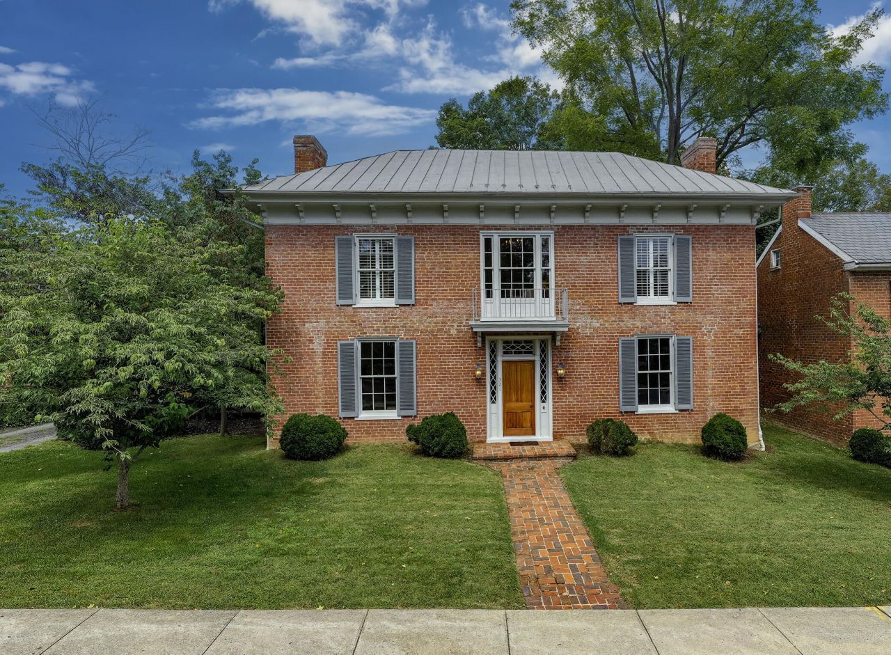 321 S Main St, Lexington, VA 24450