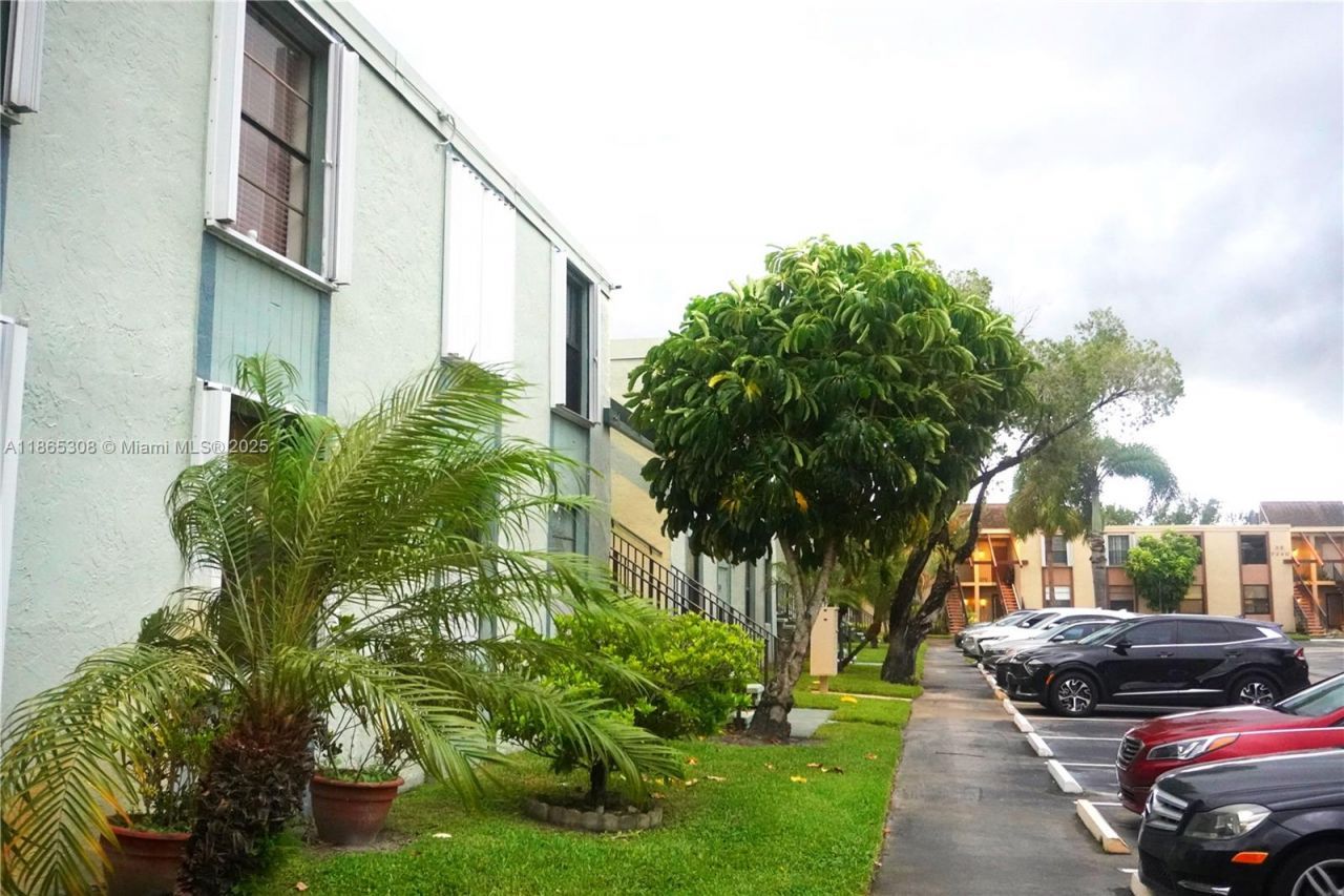 7350 NW 18th St, Unit 104, Margate, FL 33063 Photo