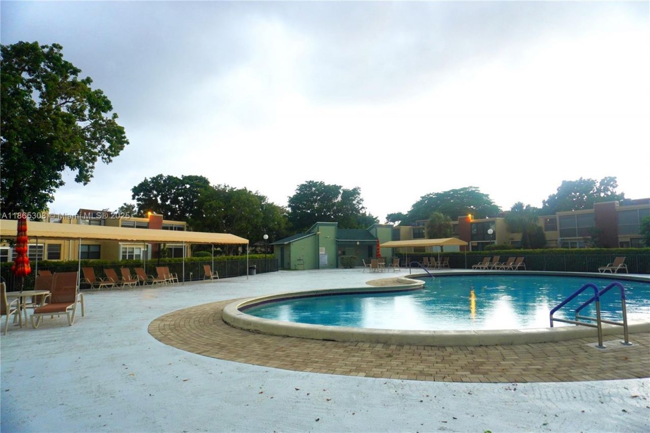 7350 NW 18th St, Unit 104, Margate, FL 33063 Photo