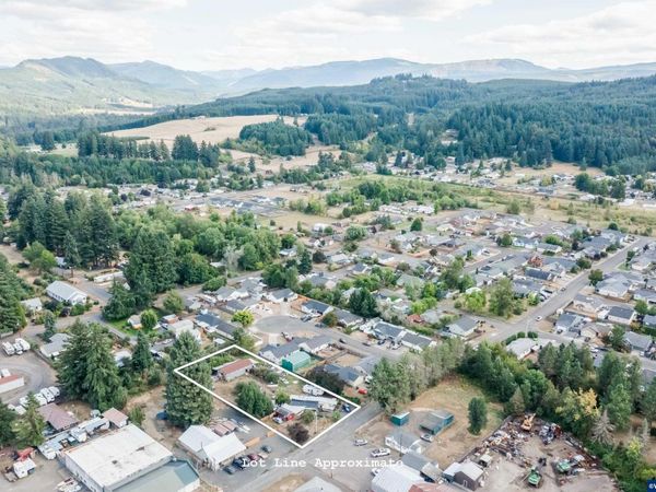 1285 46th St, Sweet Home, OR 97386