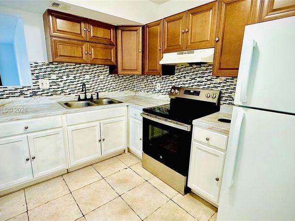 3700 NW 21st St, Unit 109, Lauderdale Lakes, FL 33311