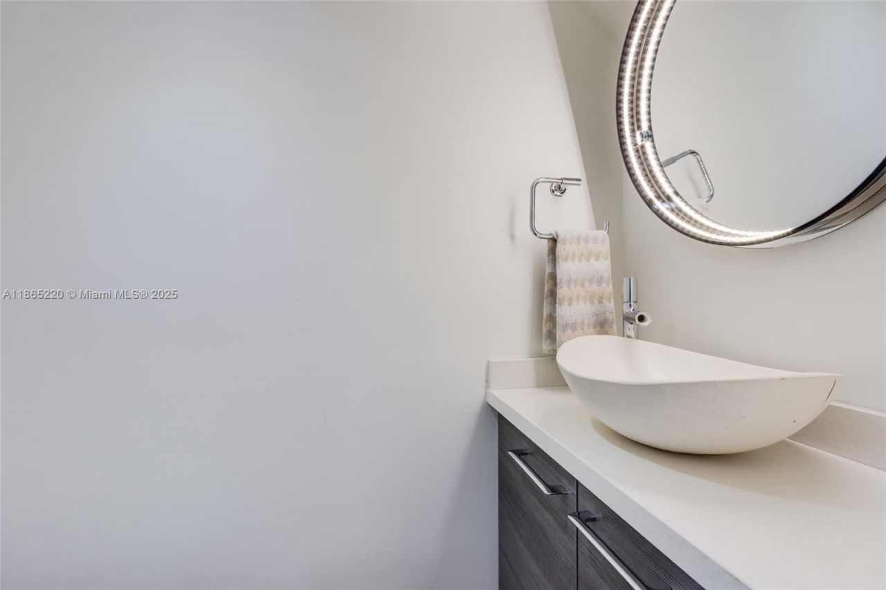 5445 Collins Ave, Unit P2, Miami Beach, FL 33140 Photo