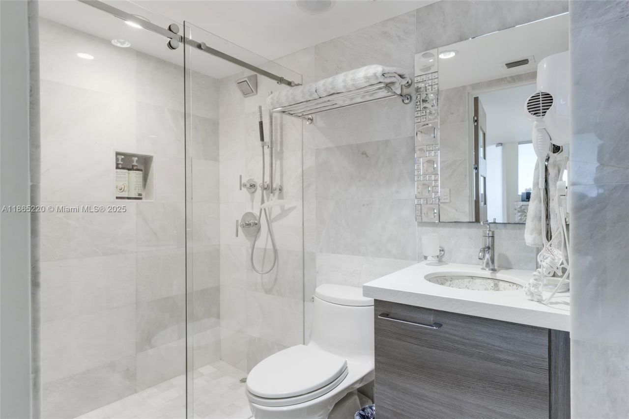 5445 Collins Ave, Unit P2, Miami Beach, FL 33140 Photo