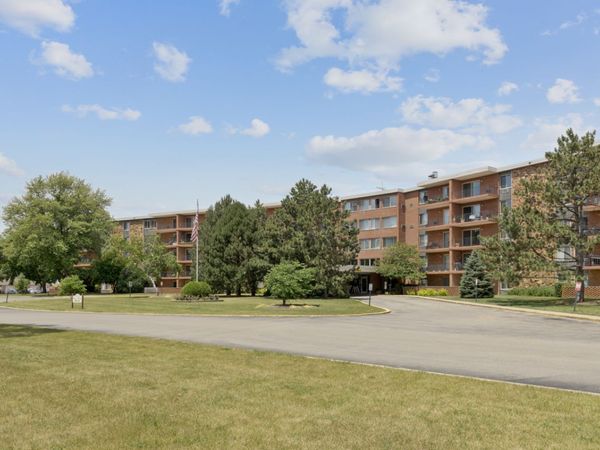 16 E Old Willow Road, Unit 202S, Prospect Heights, IL 60070