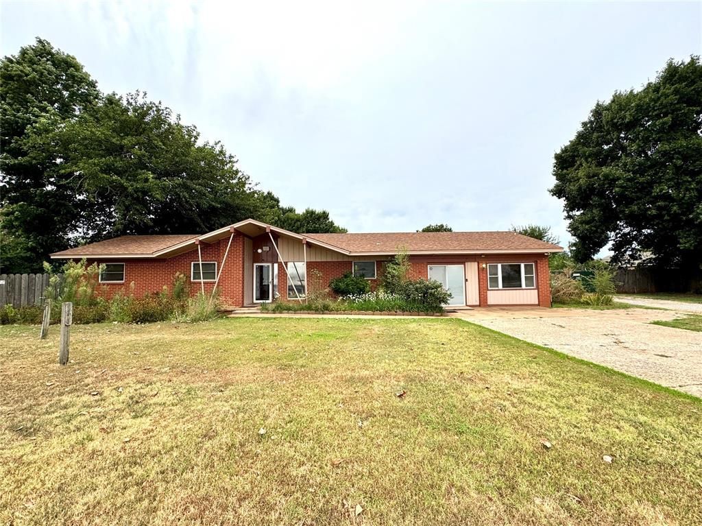2804 S 4th Street, Chickasha, OK 73018 Main Photo