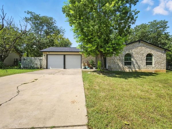 1400 Meadows DR, Round Rock, TX 78681
