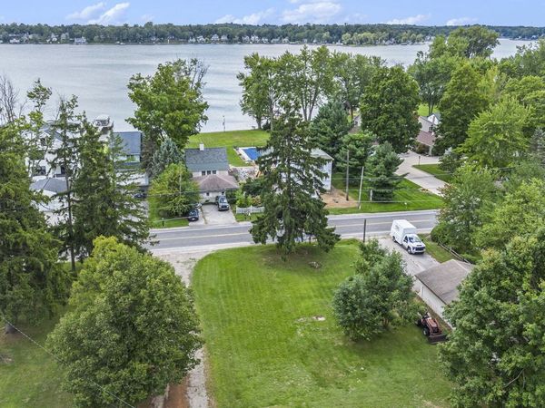 5586 Paw Paw Lake Road, Coloma, MI 49038