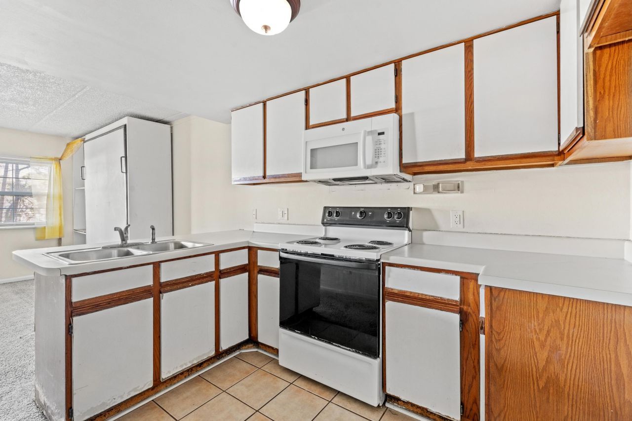 6850 Blue Heron Blvd. Photo 9