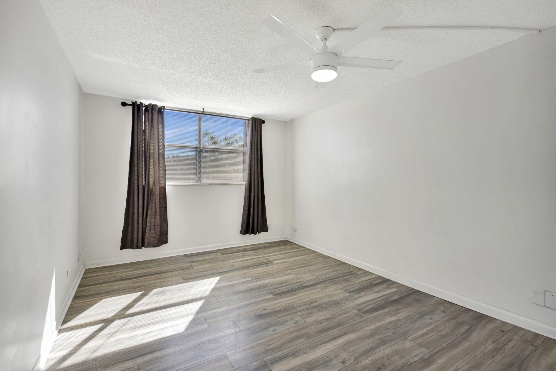 500 Executive Center Drive, Unit 3-J, West Palm Beach, FL 33401 Photo