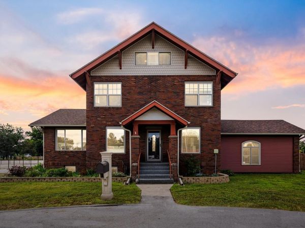 2009 1st Avenue E, Newton, IA 50208