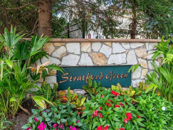 37 Stratford Green, Farmingdale, NY 11735