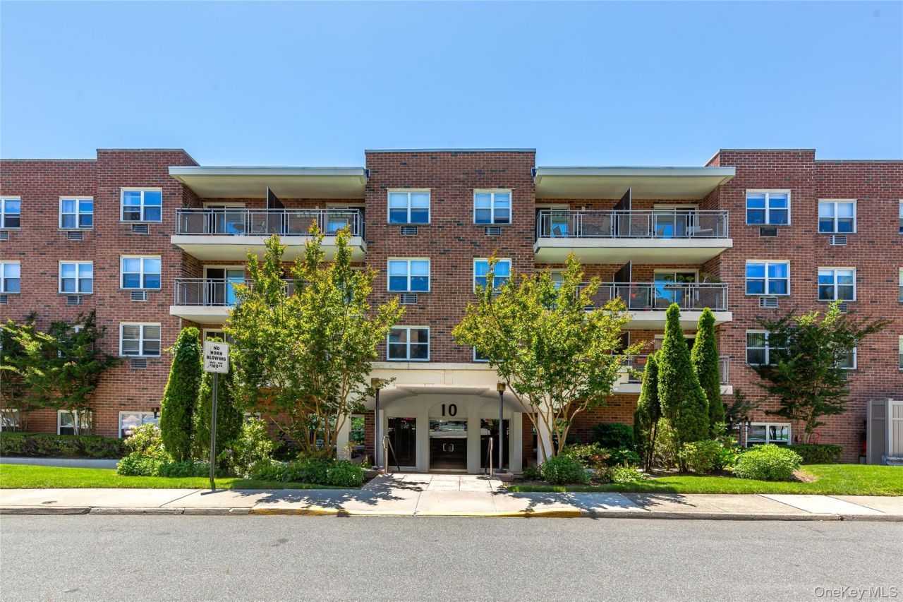 10 Ipswich Avenue, Unit Apt. 3I, Great Neck, NY 11021 Main Photo