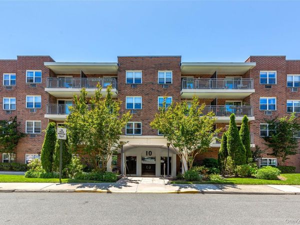 10 Ipswich Avenue, Unit Apt. 3I, Great Neck, NY 11021