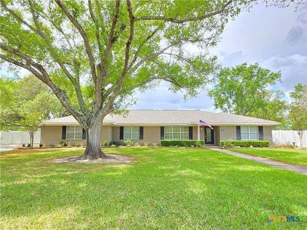 2101 Meadow Lane, El Campo, TX 77437