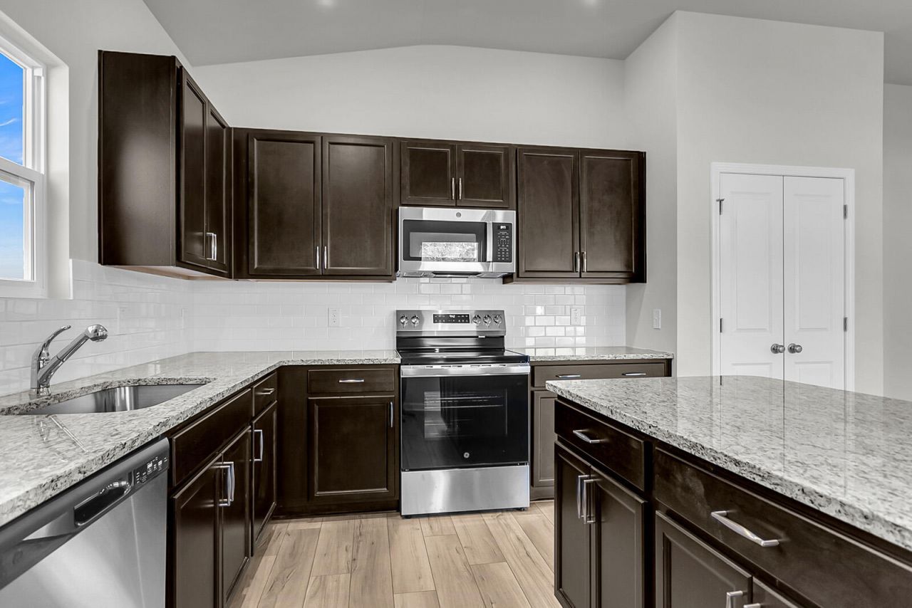 1015 Carolina Way Photo 4